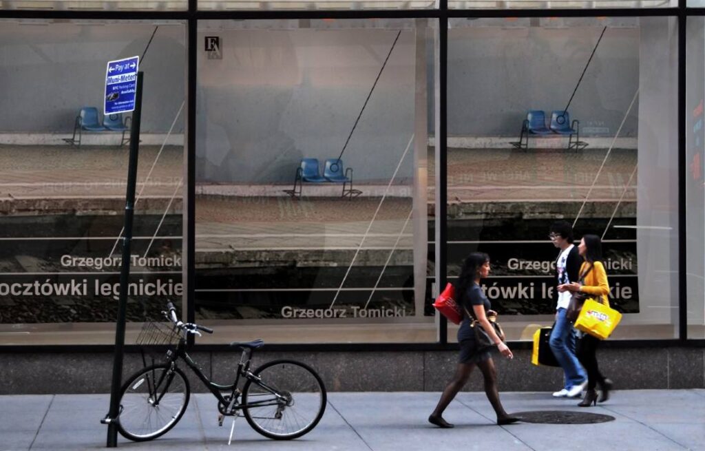 Grzegorz Tomicki: 12 wierszy o wojnie